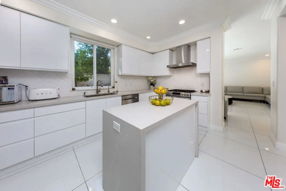 5711 Aura Tarzana, CA 91356