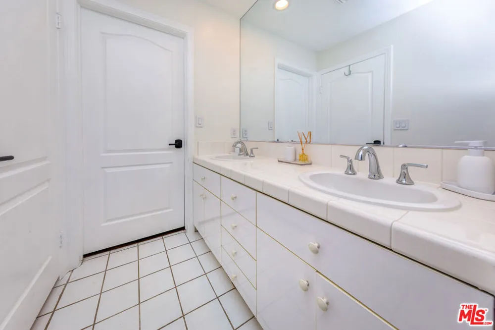 5711 Aura Tarzana, CA 91356
