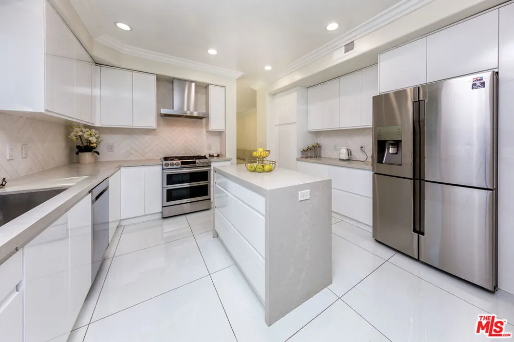 5711 Aura Tarzana, CA 91356