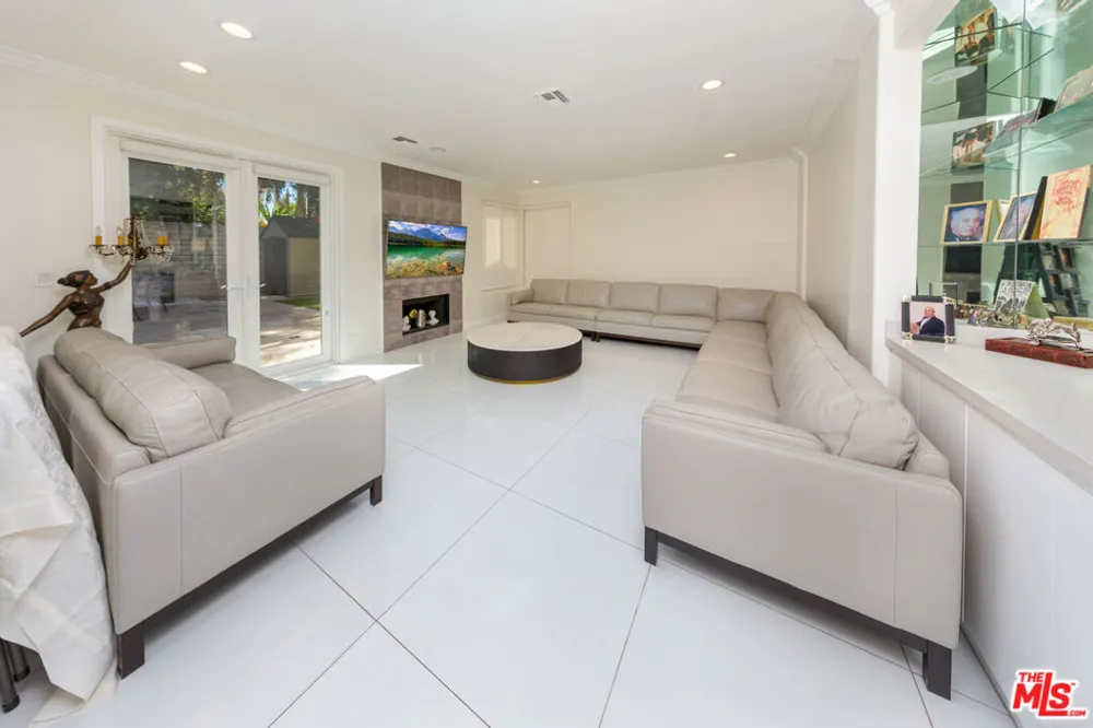 5711 Aura Tarzana, CA 91356