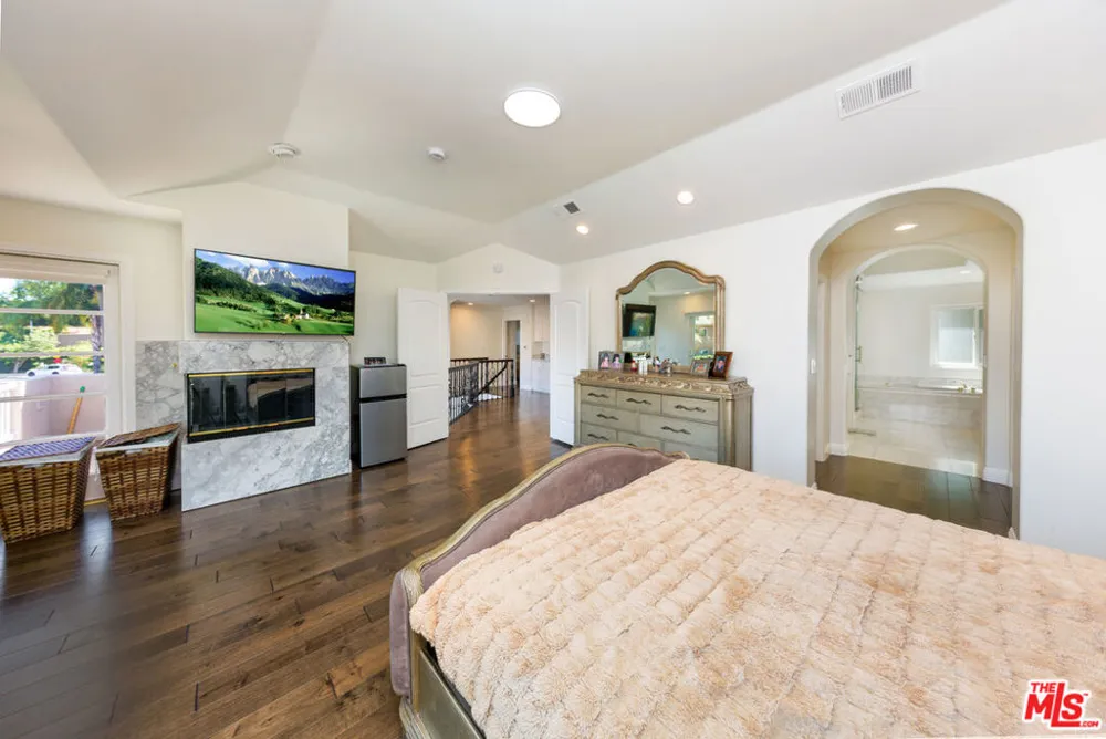 5711 Aura Tarzana, CA 91356