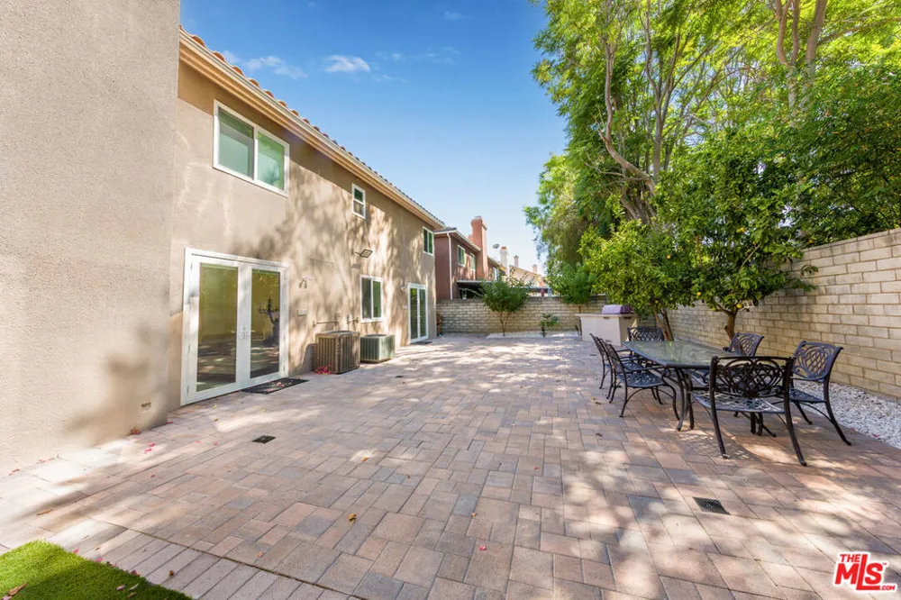 5711 Aura Tarzana, CA 91356