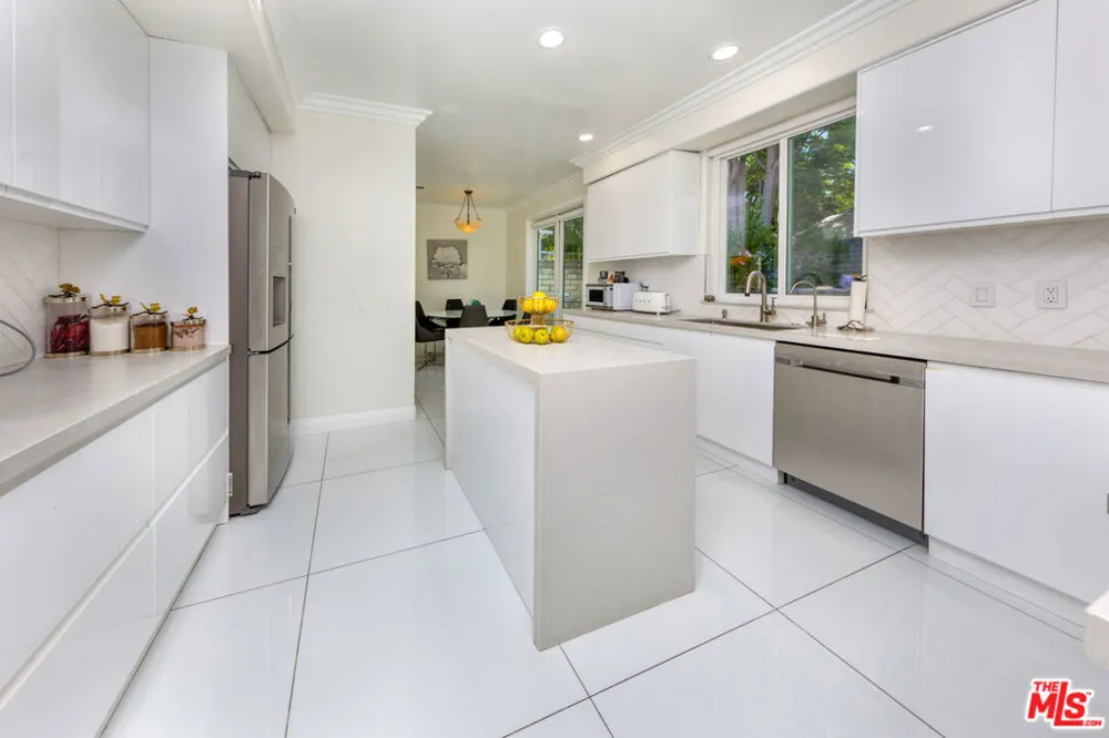 5711 Aura Tarzana, CA 91356