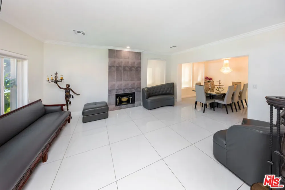 5711 Aura Tarzana, CA 91356