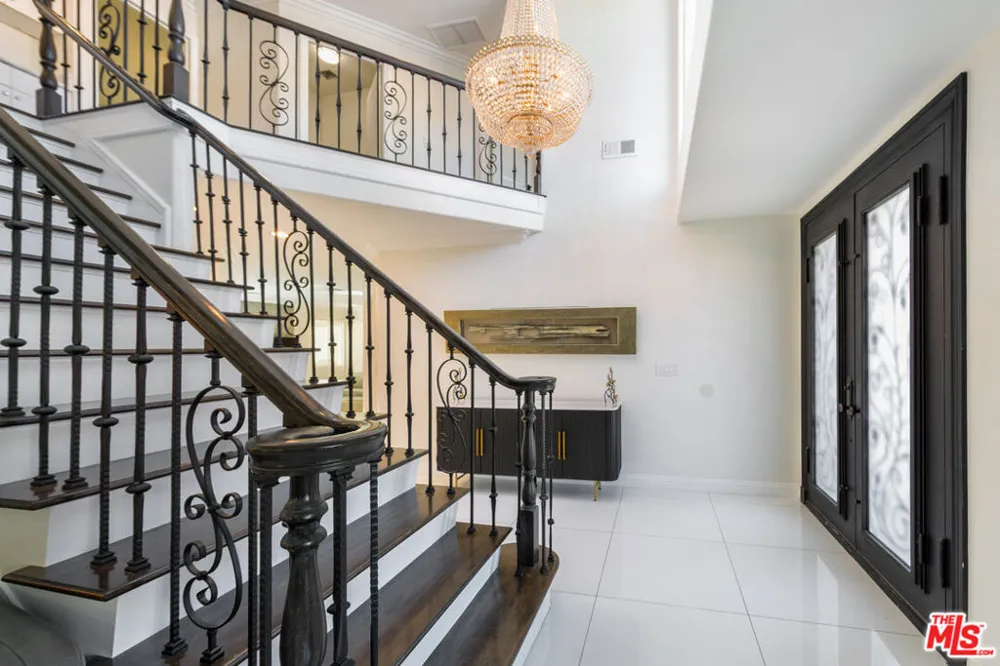 5711 Aura Tarzana, CA 91356