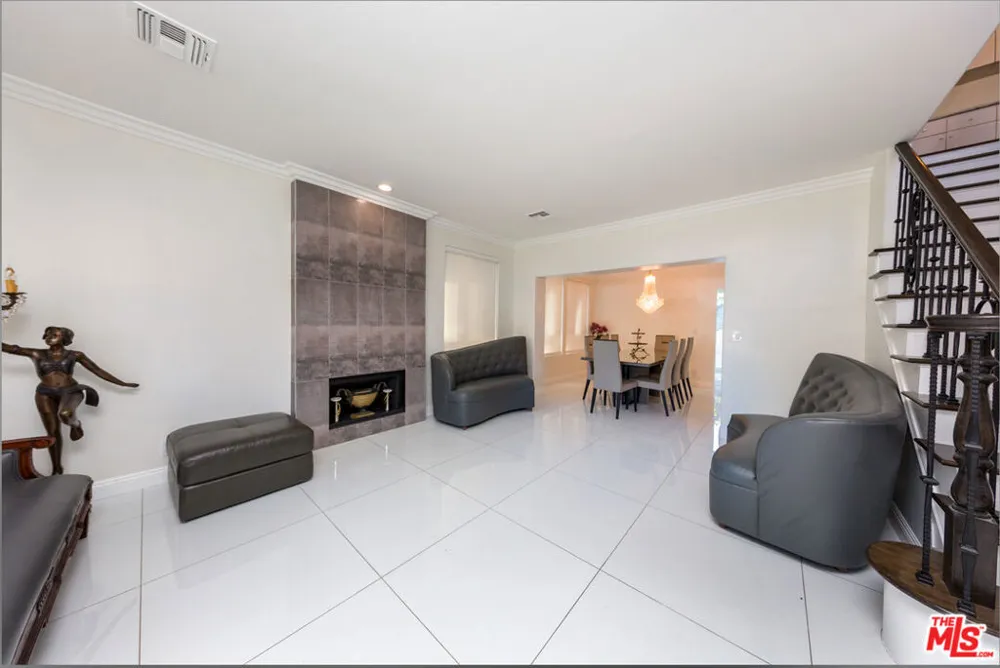 5711 Aura Tarzana, CA 91356