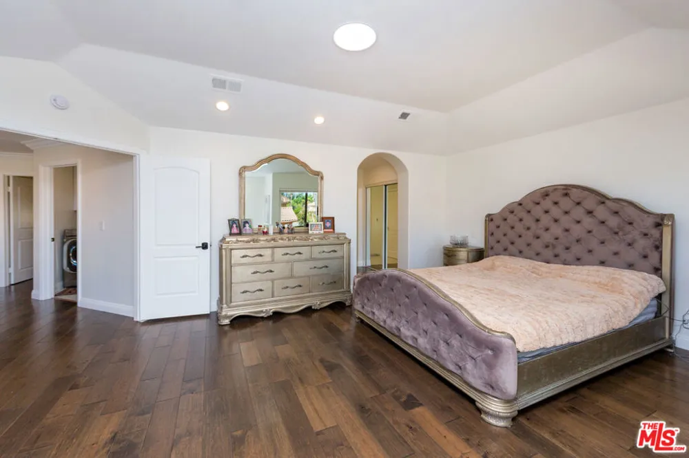 5711 Aura Tarzana, CA 91356