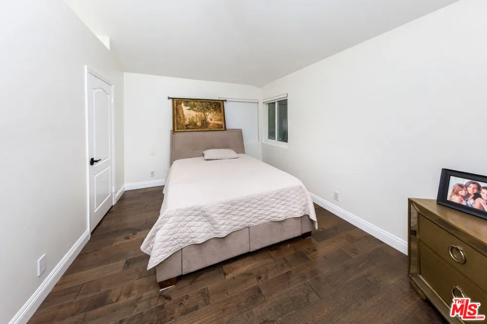 5711 Aura Tarzana, CA 91356