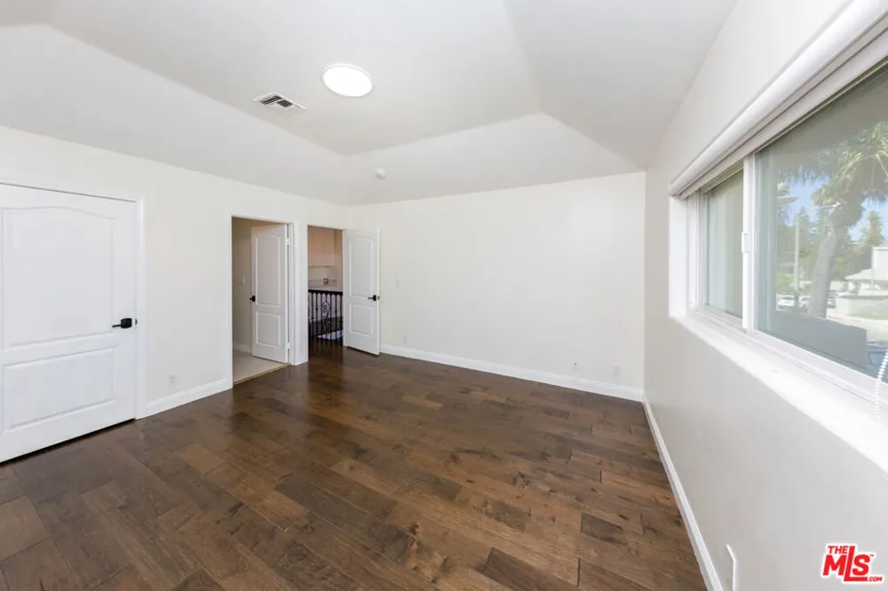 5711 Aura Tarzana, CA 91356