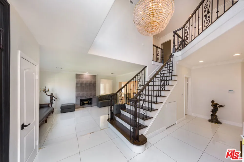 5711 Aura Tarzana, CA 91356