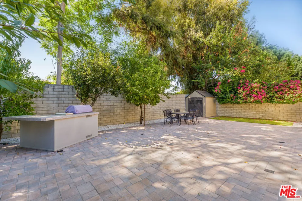 5711 Aura Tarzana, CA 91356