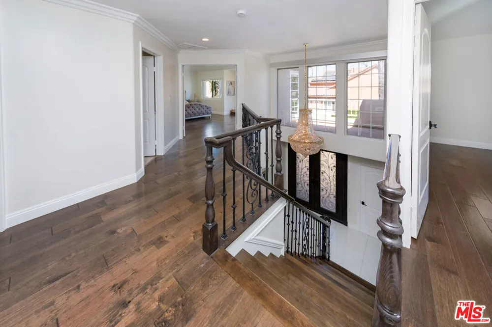5711 Aura Tarzana, CA 91356