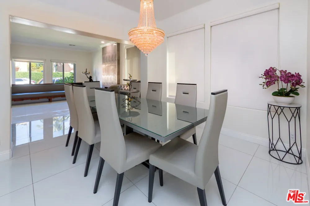 5711 Aura Tarzana, CA 91356