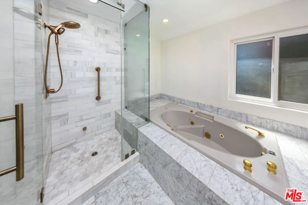 5711 Aura Tarzana, CA 91356