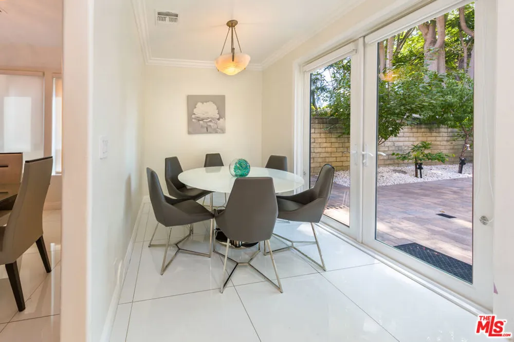 5711 Aura Tarzana, CA 91356