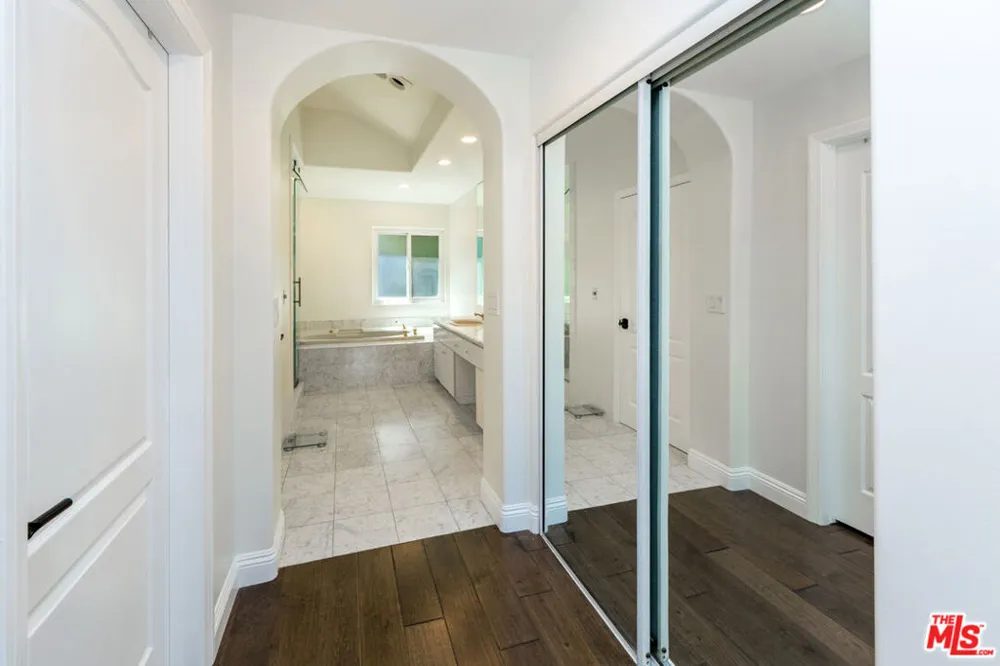 5711 Aura Tarzana, CA 91356