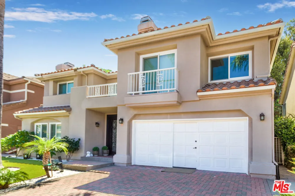 5711 Aura Tarzana, CA 91356