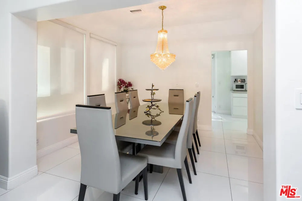 5711 Aura Tarzana, CA 91356