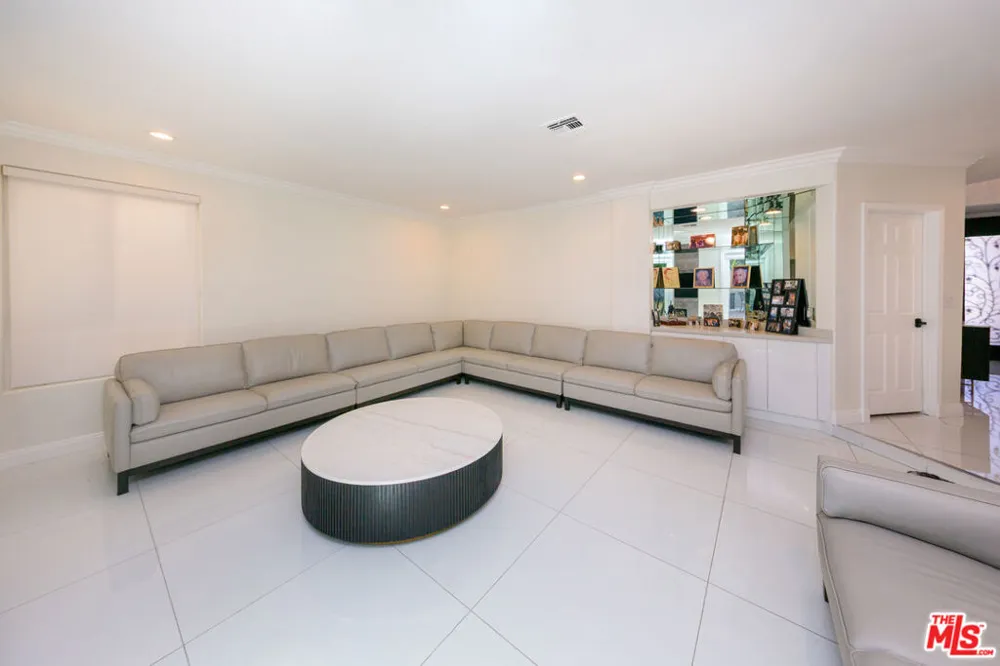 5711 Aura Tarzana, CA 91356