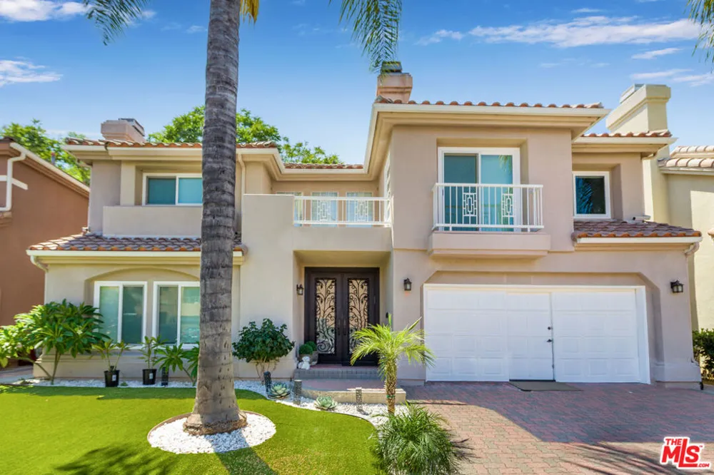 5711 Aura Tarzana, CA 91356