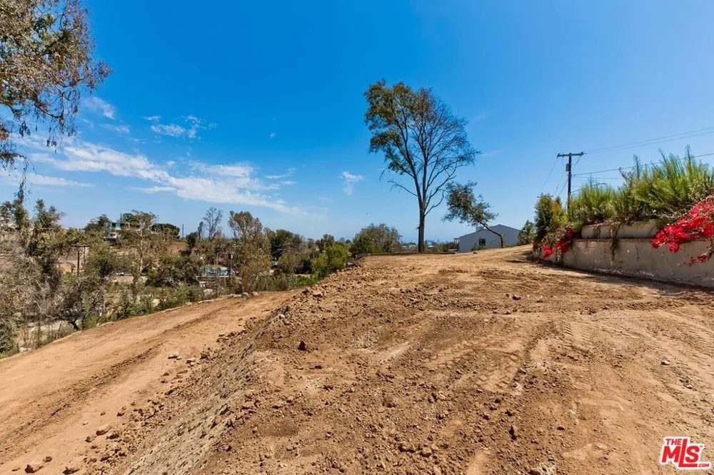 16503 Las Casas Place Los Angeles, CA 90272