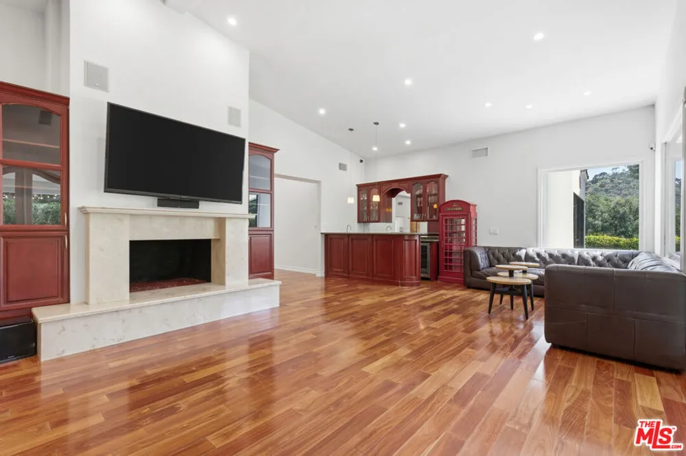 999 Casiano Road Los Angeles, CA 90049