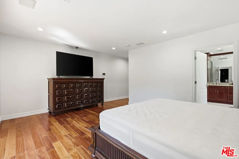 999 Casiano Road Los Angeles, CA 90049