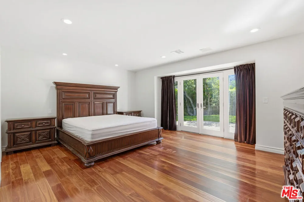 999 Casiano Road Los Angeles, CA 90049