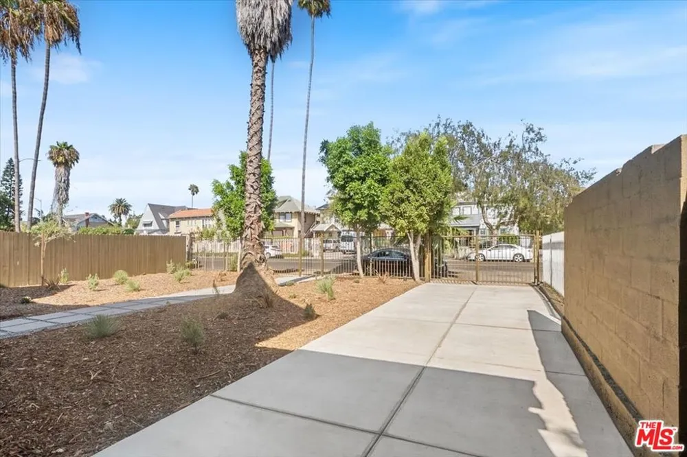 1651 S Wilton Place Los Angeles, CA 90019