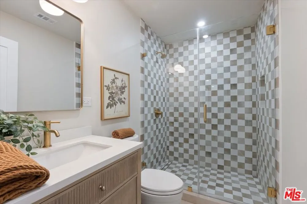 1651 S Wilton Place Los Angeles, CA 90019