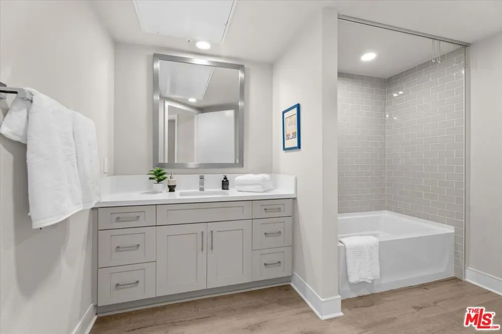 6030 Seabluff Drive #412 Playa Vista, CA 90094