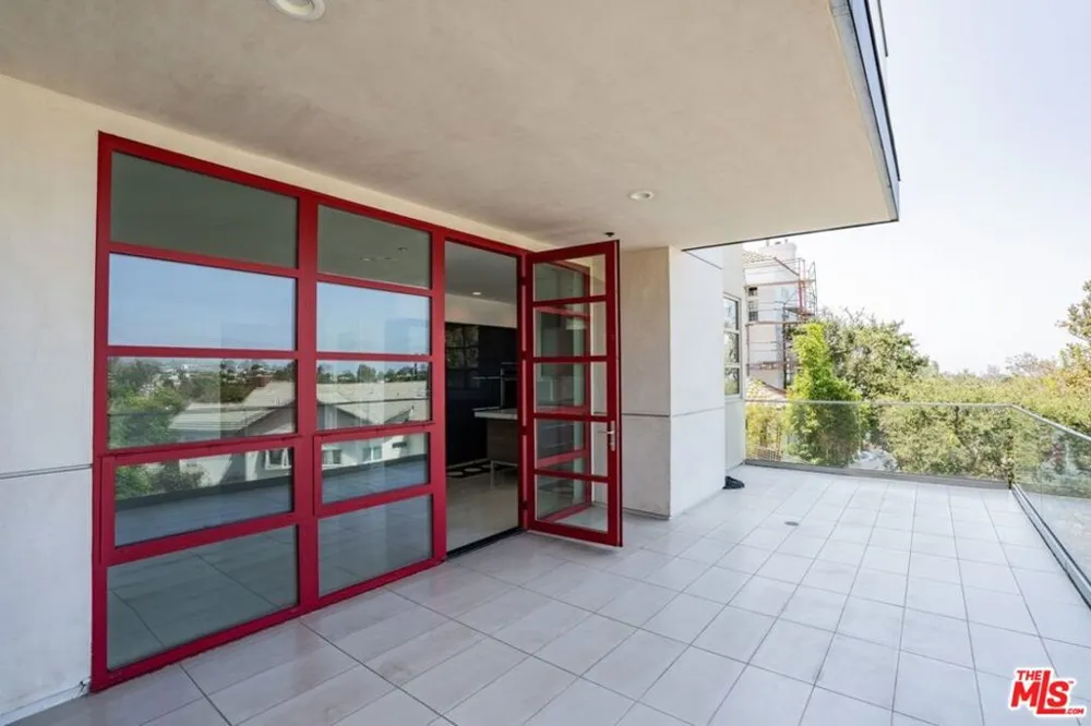 870 Haverford Avenue #101 Pacific Palisades, CA 90272