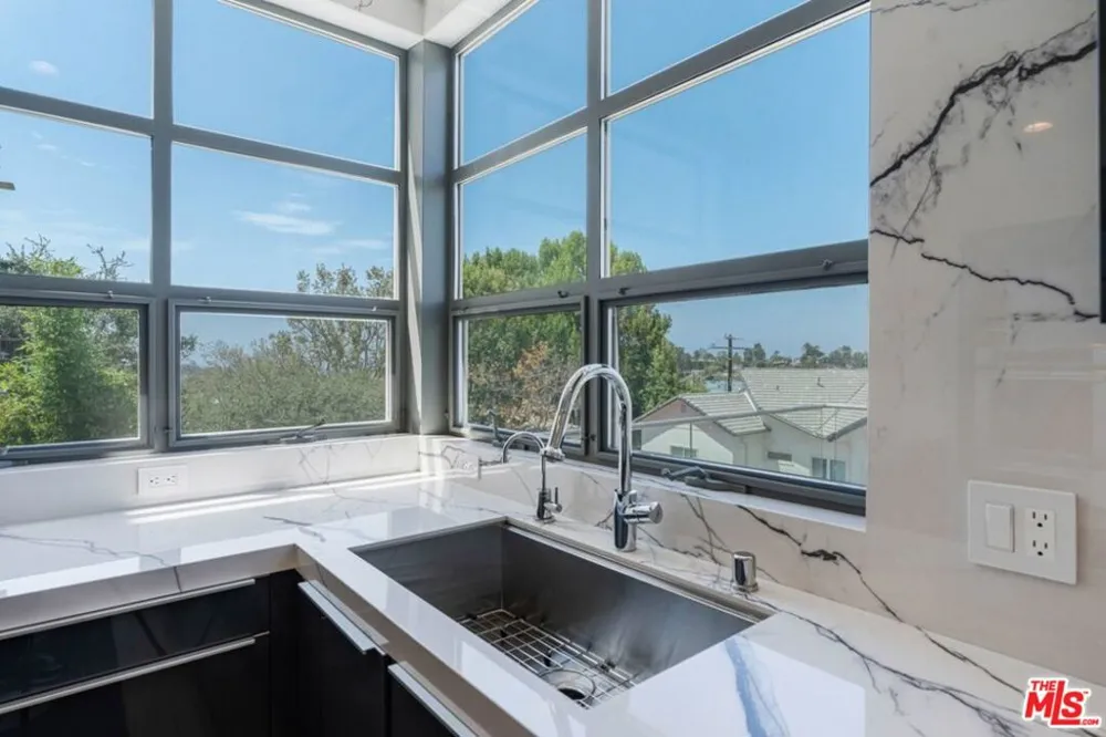 870 Haverford Avenue #101 Pacific Palisades, CA 90272