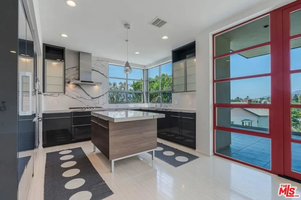 870 Haverford Avenue #101 Pacific Palisades, CA 90272