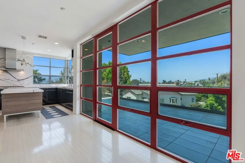 870 Haverford Avenue #101 Pacific Palisades, CA 90272