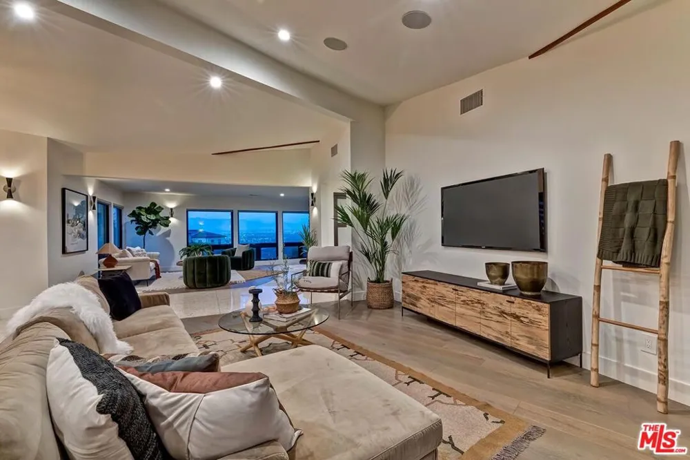 6010 Wright Terrace Culver City, CA 90232