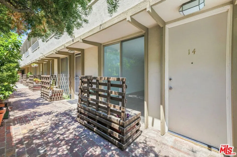 11652 Chenault Street #14 Los Angeles, CA 90049