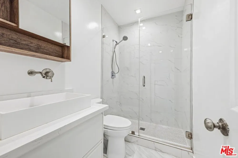 11652 Chenault Street #14 Los Angeles, CA 90049
