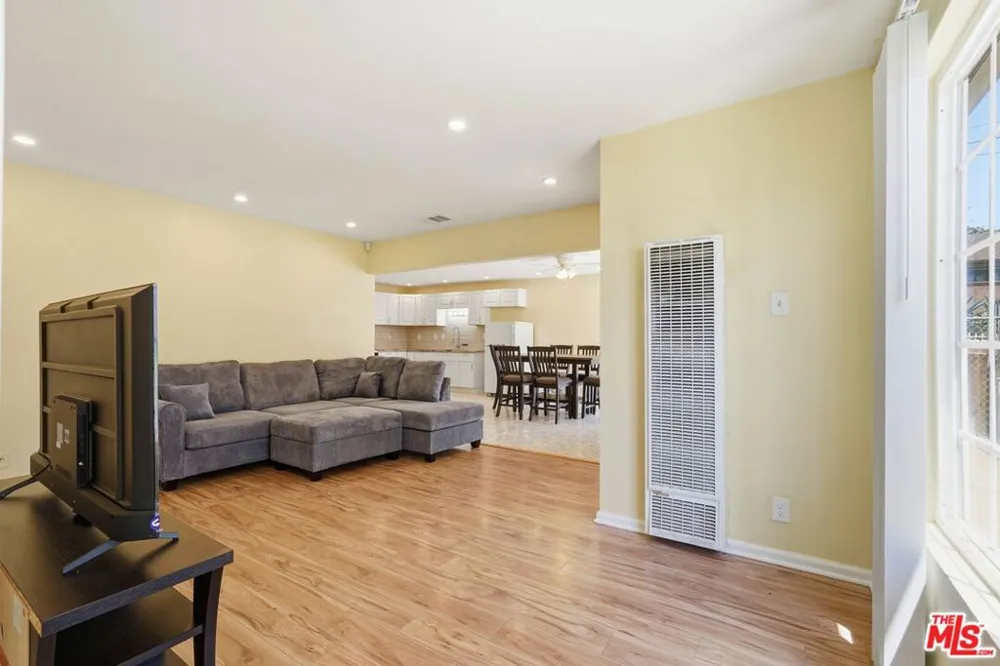 11612 Cimarron Avenue Hawthorne, CA 90250