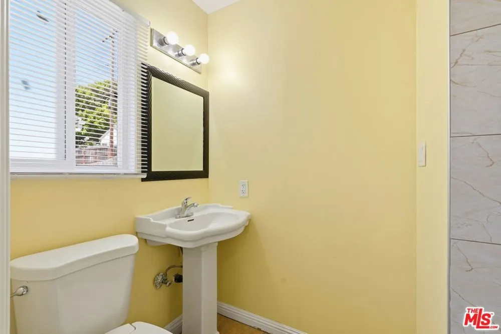 11612 Cimarron Avenue Hawthorne, CA 90250