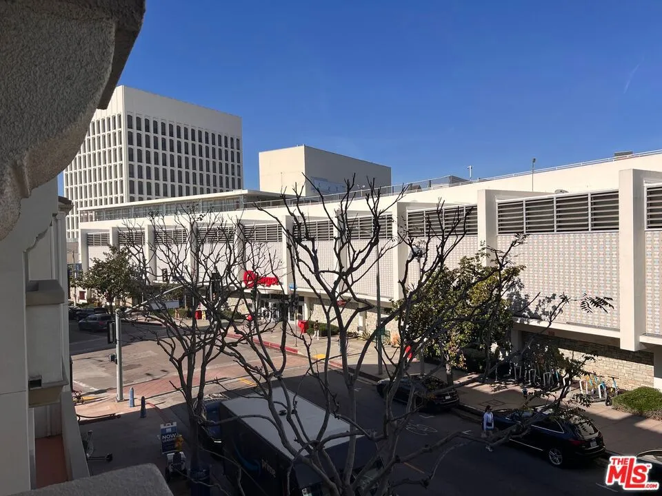 1040 Glendon Avenue #4106 Los Angeles, CA 90024