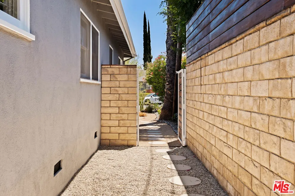 6237 Belmar Avenue Tarzana, CA 91335
