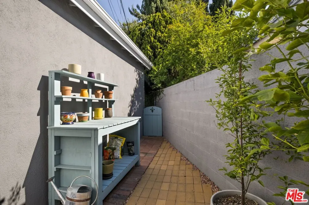 6237 Belmar Avenue Tarzana, CA 91335