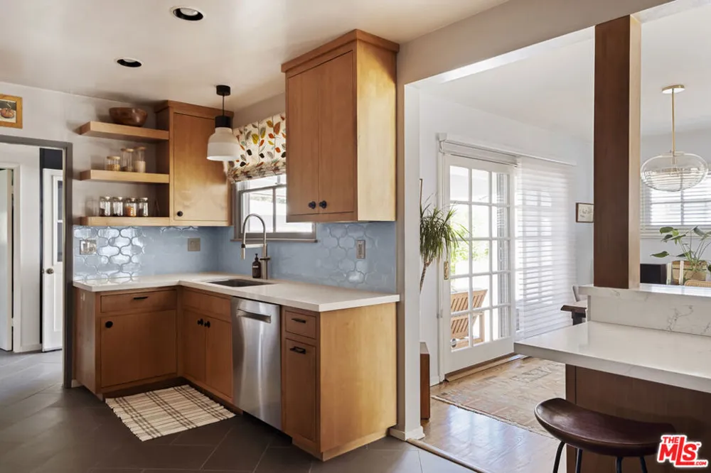 6237 Belmar Avenue Tarzana, CA 91335