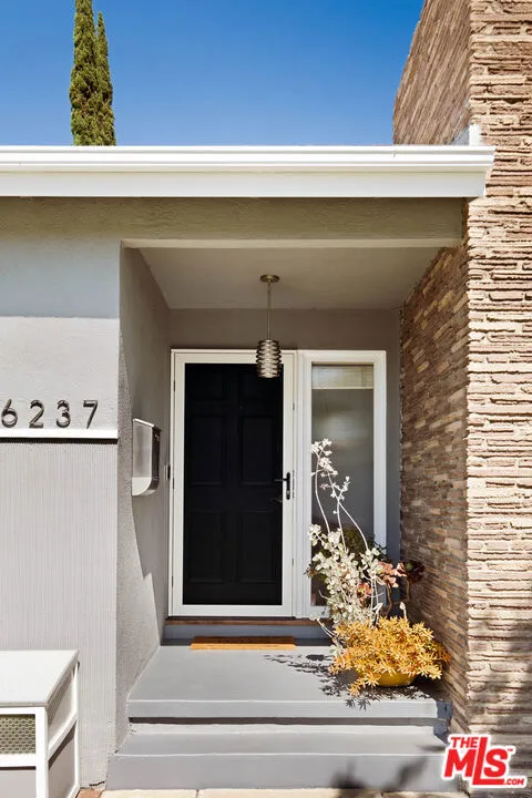 6237 Belmar Avenue Tarzana, CA 91335
