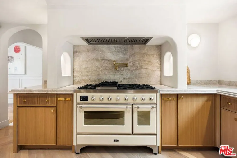 8244 Skyline Drive Los Angeles, CA 90046