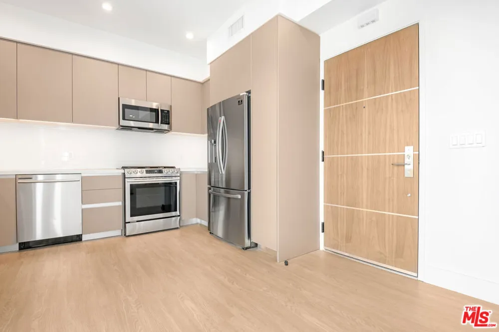 8555 Colgate Avenue #402 Los Angeles, CA 90048