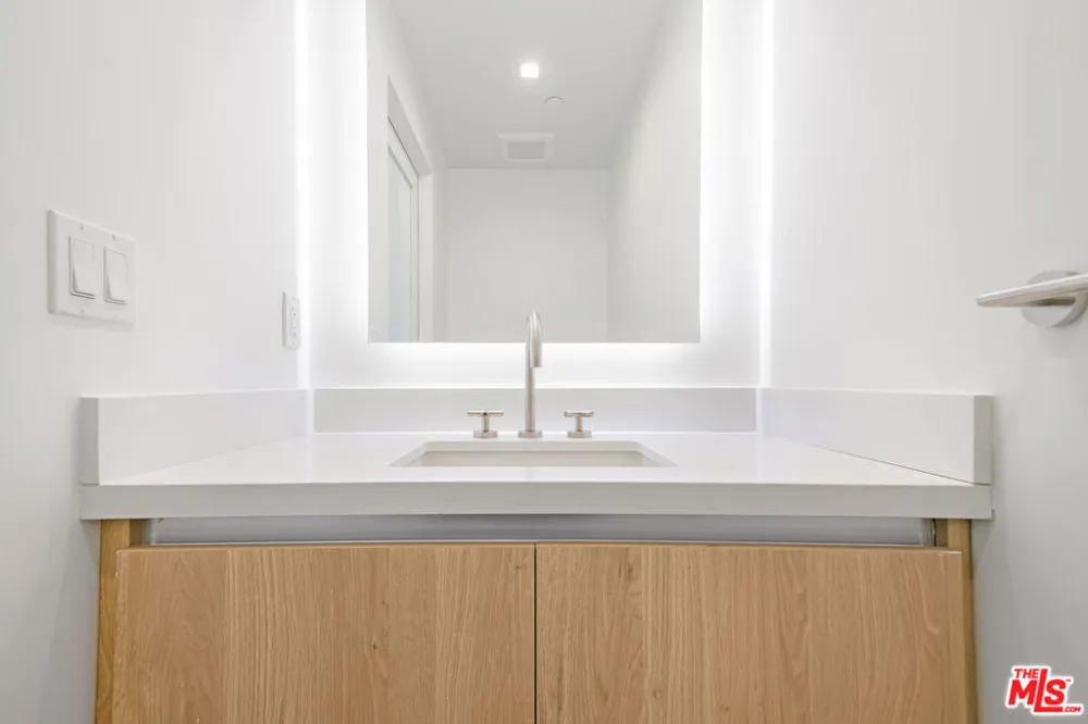 8555 Colgate Avenue #402 Los Angeles, CA 90048