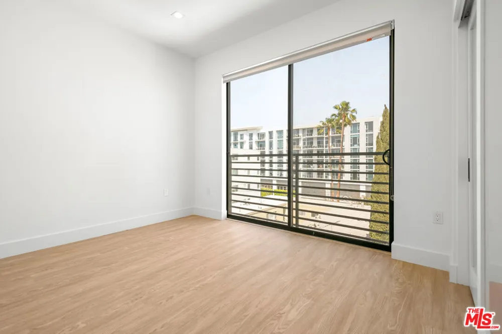 8555 Colgate Avenue #402 Los Angeles, CA 90048