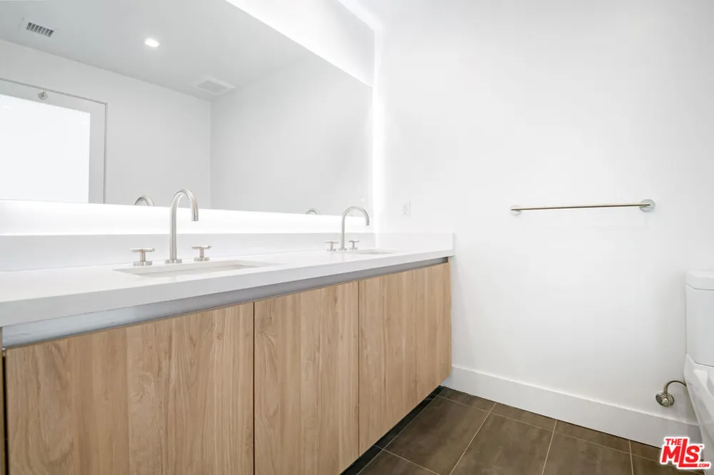8555 Colgate Avenue #402 Los Angeles, CA 90048